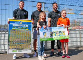 PEC Zwolle verrast jeugdspelers vv Nunspeet op ruilmiddag voetbalplaatjes