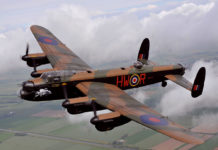 Unieke herdenkingsvlucht Britse bommenwerper over Lancastermonument in Hulshorst