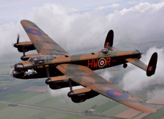 Unieke herdenkingsvlucht Britse bommenwerper over Lancastermonument in Hulshorst