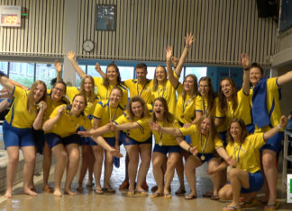 Waterpolodames vieren kampioensfeest