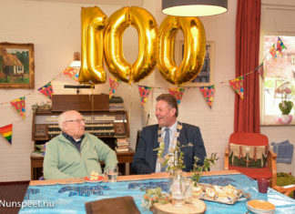 100-jarige krijgt felicitaties van de burgemeester