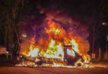 Vrachtwagen op parkeerplaats langs A-28 totaal uitgebrand