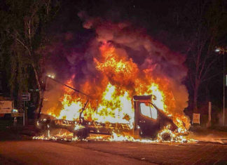 Vrachtwagen op parkeerplaats langs A-28 totaal uitgebrand