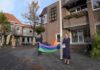 Burgemeester Blom hijst de regenboogvlag