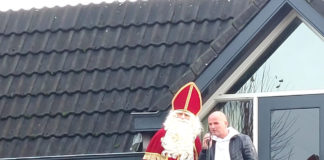 Sinterklaas komt met de trekker naar Vierhouten
