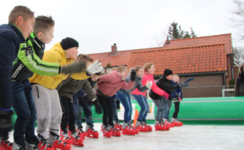 Schaatsen op het schoolplein voor het goede doel