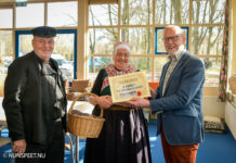 Heemkundige Vereniging Nuwenspete verrast het Venster met cheque van 1000 euro