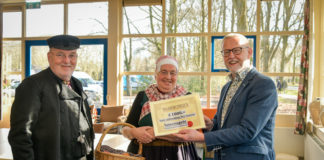 Heemkundige Vereniging Nuwenspete verrast het Venster met cheque van 1000 euro