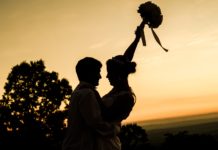 Bruidspaar krijgt uitzonderlijke huwelijksceremonie in de avonduren