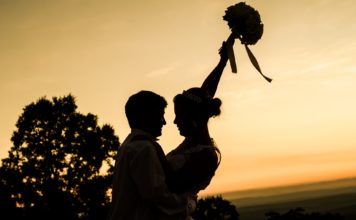Bruidspaar krijgt uitzonderlijke huwelijksceremonie in de avonduren