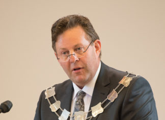 Portret van oud-burgemeester Breunis van de Weerd in het gemeentehuis