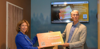 Overhandiging eerste Nunspeet Kadopas aan Burgemeester Blom