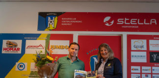 Uitreiking 1e presentatiegids seizoen vv Nunspeet 2023-2024 aan businesslid HEMA Nunspeet