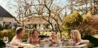 Een houtgestookte hottub: Welness in je eigen tuin!