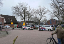 Politie zet parkeerplaats en omgeving af na onduidelijke situatie in woning