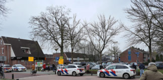 Politie zet parkeerplaats en omgeving af na onduidelijke situatie in woning