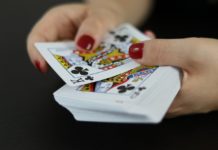 De negende ronde in de zomercompetitie van de Klaverjasclub Hulshorst is gewonnen door Jenny Pap