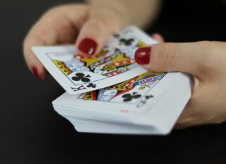 De eerste ronde van de wintercompetitie van de Klaverjasclub Hulshorst is gewonnen door Gerrit Wouters