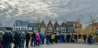Wethouder Wichert Stoffer deelt samen met collega’s houten nestkastjes en zaailingen uit