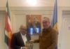Bert Kalle presenteert zijn boek ‘Mijn oma was een slavin’ aan Surinaamse Ambassadeur en lanceert project ’50 boeken voor Suriname’