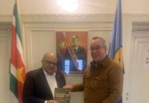 Bert Kalle presenteert zijn boek ‘Mijn oma was een slavin’ aan Surinaamse Ambassadeur en lanceert project ’50 boeken voor Suriname’