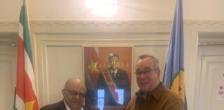 Bert Kalle presenteert zijn boek ‘Mijn oma was een slavin’ aan Surinaamse Ambassadeur en lanceert project ’50 boeken voor Suriname’