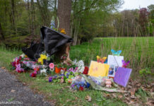 Bloemen op de plek van motorongeval in Hulshorst