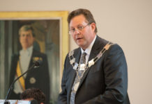 Het gemeentebestuur laat schilderij maken van oud-burgemeester Breunis van de Weerd