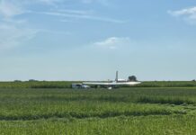 Vliegtuigje maakt een noodlanding in een weiland