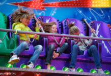 Kermis in Nunspeet; feest op het Marktplein