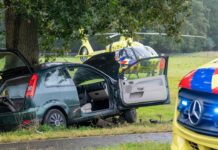Auto botst op hek op de Eperweg, bestuurster naar ziekenhuis gebracht