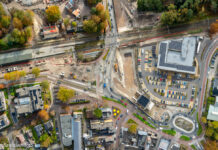 Plaatsing tunnelbakken bij het station live te volgen