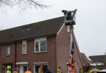 Man met kachelpijp gered uit hoogwerker