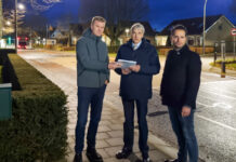 Bewoners Staverdenseweg bieden buurtinitiatief aan Wethouder Groothuis