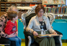 Burgemeester Celine Blom leest voor tijdens Nationale Voorleesdagen