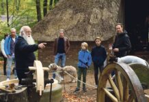 Gluren bij de buren : Ons land in een notendop in het Nederlands Openlucht Museum