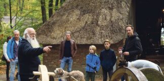 Gluren bij de buren : Ons land in een notendop in het Nederlands Openlucht Museum