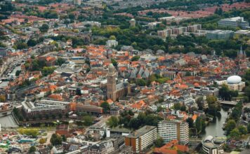 Gluren bij de buren: Hanzestad Zwolle vanuit de lucht bekeken