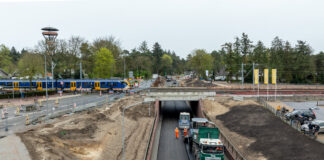 Feestelijke ingebruikname snelverkeertunnel in Nunspeet: brandweercolonne rijdt als eerste door nieuwe tunnel