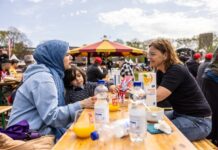 Nunspeet viert vrijheid met multiculturele brunch “Natuurlijk Ontmoeten”