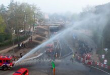 Feestelijke opening spoortunnel Nunspeet: oudste inwoner rijdt als eerste door de tunnel