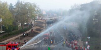 Feestelijke opening spoortunnel Nunspeet: oudste inwoner rijdt als eerste door de tunnel