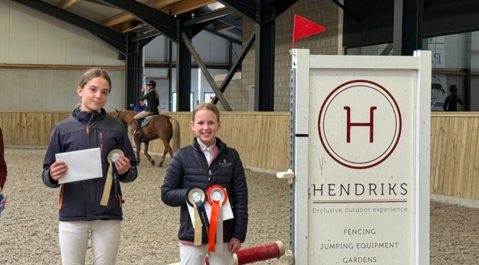 Springsucces voor zusjes De Koning van Ponyclub ‘Klein maar Dapper’
