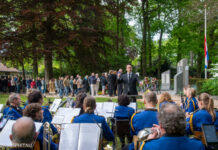 Gemeente Nunspeet herdenkt oorlogsslachtoffers tijdens indrukwekkende bijeenkomsten