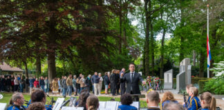 Gemeente Nunspeet herdenkt oorlogsslachtoffers tijdens indrukwekkende bijeenkomsten