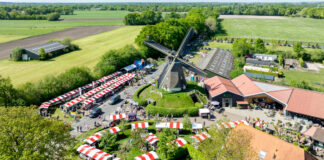 Lentemarkt bij Molen De Duif trekt duizenden bezoekers onder een stralende zon