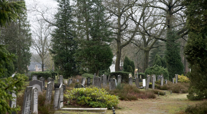 Graven op begraafplaats Elspeet in kaart gebracht