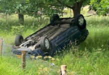 Auto vliegt uit de bocht op Eperweg in Nunspeet