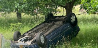 Auto vliegt uit de bocht op Eperweg in Nunspeet