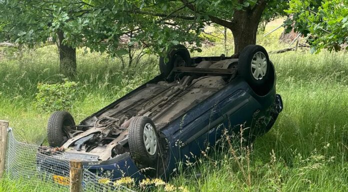 Auto vliegt uit de bocht op Eperweg in Nunspeet